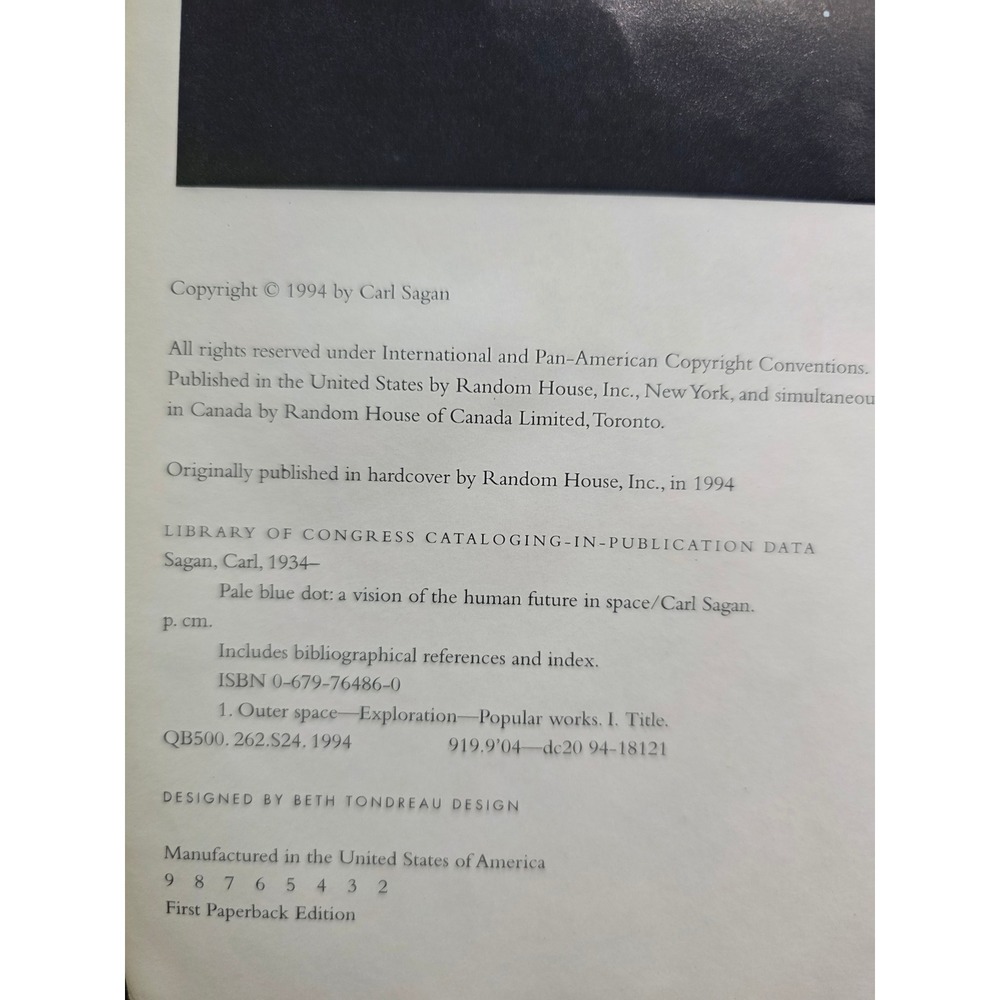 Carl Sagan Pale Blue Dot 1st Paperback Edition 1994 Space Astronomy NASA Science - Picture 2 of 4
